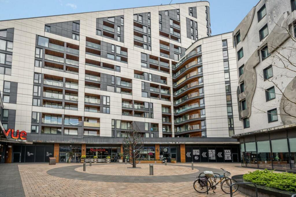 LOVELY SPACIOUS TWO BEDROOM APARTMENT, BROMLEY £1,725.00 PCM.