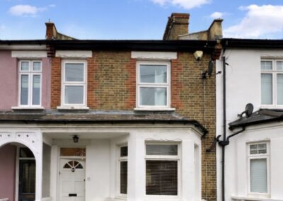 Three bedroom terraced house located on Great Elms Road, Bromley £2000.00 PCM.