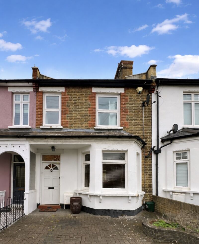 Three bedroom terraced house located on Great Elms Road, Bromley £2000.00 PCM.