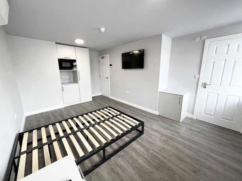 Ensuite with kitchenette located in Milton Road, Swanscombe, DA10. £800.00 PCM.
