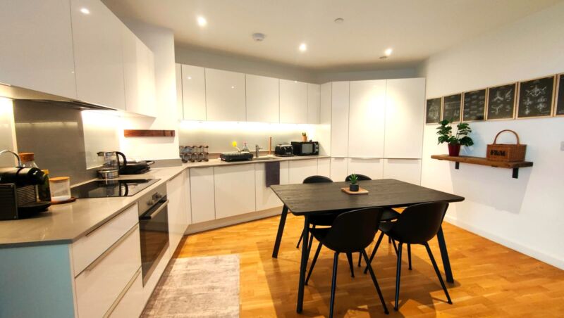 2 Bed, 2 Bath Apartment, St Marks Square, Bromley  £2350.00pcm